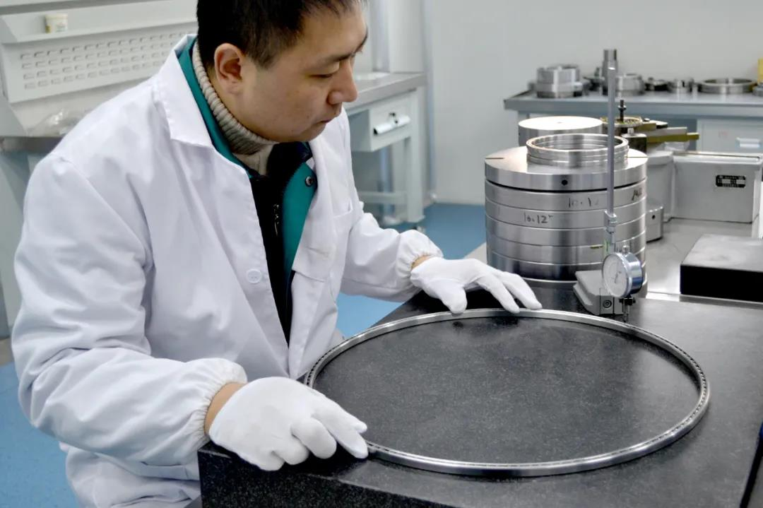 洛陽彙工研制(zhi)出大型不鏽鋼(gang)薄壁軸承